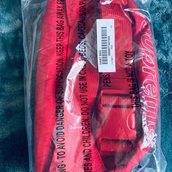 Red Supreme Waist Bag (unisex) - Picture 3 of 7